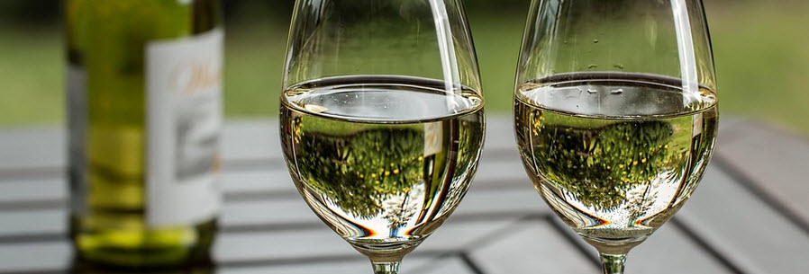 drewniane stojaki na wino